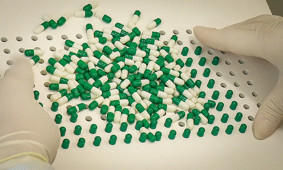 Cápsulas sendo preparadas no laboratório de manipulação