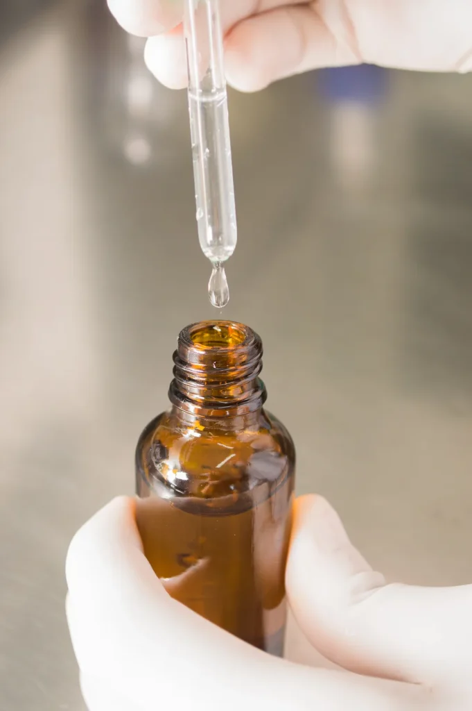 Frasco âmbar e conta-gotas no laboratório de manipulação